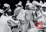 Standbild koreanischen Dorfbewohnern beschwichtigen lokale Spirituosen Korea, 1936, aus Sekunde 45 historischem Filmmaterial Videoclip 65675028858