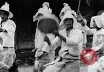 Standbild koreanischen Dorfbewohnern beschwichtigen lokale Spirituosen Korea, 1936, aus Sekunde 46 historischem Filmmaterial Videoclip 65675028858