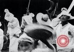 Standbild koreanischen Dorfbewohnern beschwichtigen lokale Spirituosen Korea, 1936, aus Sekunde 48 historischem Filmmaterial Videoclip 65675028858