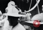Standbild koreanischen Dorfbewohnern beschwichtigen lokale Spirituosen Korea, 1936, aus Sekunde 51 historischem Filmmaterial Videoclip 65675028858