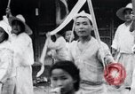 Standbild koreanischen Dorfbewohnern beschwichtigen lokale Spirituosen Korea, 1936, aus Sekunde 52 historischem Filmmaterial Videoclip 65675028858