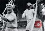Standbild koreanischen Dorfbewohnern beschwichtigen lokale Spirituosen Korea, 1936, aus Sekunde 53 historischem Filmmaterial Videoclip 65675028858