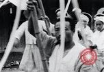 Standbild koreanischen Dorfbewohnern beschwichtigen lokale Spirituosen Korea, 1936, aus Sekunde 54 historischem Filmmaterial Videoclip 65675028858