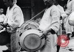 Standbild koreanischen Dorfbewohnern beschwichtigen lokale Spirituosen Korea, 1936, aus Sekunde 59 historischem Filmmaterial Videoclip 65675028858