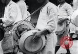 Standbild koreanischen Dorfbewohnern beschwichtigen lokale Spirituosen Korea, 1936, aus Sekunde 60 historischem Filmmaterial Videoclip 65675028858