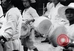 Standbild koreanischen Dorfbewohnern beschwichtigen lokale Spirituosen Korea, 1936, aus Sekunde 61 historischem Filmmaterial Videoclip 65675028858