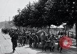 Immagine di Esercito giapponese che occupa la città come abitanti watch Kyongsong Corea, 1945, secondo 10 filmato di repertorio 65675028871