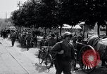 Immagine di Esercito giapponese che occupa la città come abitanti watch Kyongsong Corea, 1945, secondo 14 filmato di repertorio 65675028871