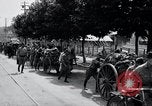 Immagine di Esercito giapponese che occupa la città come abitanti watch Kyongsong Corea, 1945, secondo 17 filmato di repertorio 65675028871