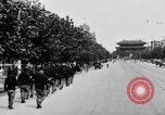 Immagine di Esercito giapponese che occupa la città come abitanti watch Kyongsong Corea, 1945, secondo 52 filmato di repertorio 65675028871