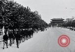 Immagine di Esercito giapponese che occupa la città come abitanti watch Kyongsong Corea, 1945, secondo 54 filmato di repertorio 65675028871