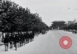 Immagine di Esercito giapponese che occupa la città come abitanti watch Kyongsong Corea, 1945, secondo 56 filmato di repertorio 65675028871