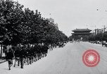 Immagine di Esercito giapponese che occupa la città come abitanti watch Kyongsong Corea, 1945, secondo 57 filmato di repertorio 65675028871