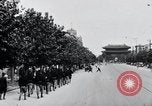 Immagine di Esercito giapponese che occupa la città come abitanti watch Kyongsong Corea, 1945, secondo 61 filmato di repertorio 65675028871
