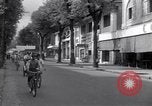 Standbild Straßen mit Menschen und Fahrzeugen Saigon Vietnam, 1955, aus Sekunde 28 historischem Filmmaterial Videoclip 65675028880