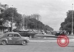 Standbild Straßen mit Menschen und Fahrzeugen Saigon Vietnam, 1955, aus Sekunde 52 historischem Filmmaterial Videoclip 65675028880