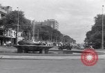 Standbild Straßen mit Menschen und Fahrzeugen Saigon Vietnam, 1955, aus Sekunde 58 historischem Filmmaterial Videoclip 65675028880