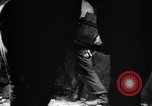 Standbild verletzt Miner's Rescue Franklin New Jersey USA, 1914, aus Sekunde 13 historischem Filmmaterial Videoclip 65675028901