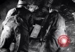 Standbild verletzt Miner's Rescue Franklin New Jersey USA, 1914, aus Sekunde 18 historischem Filmmaterial Videoclip 65675028901