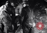 Standbild verletzt Miner's Rescue Franklin New Jersey USA, 1914, aus Sekunde 19 historischem Filmmaterial Videoclip 65675028901