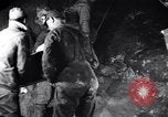 Standbild verletzt Miner's Rescue Franklin New Jersey USA, 1914, aus Sekunde 21 historischem Filmmaterial Videoclip 65675028901