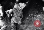 Standbild verletzt Miner's Rescue Franklin New Jersey USA, 1914, aus Sekunde 24 historischem Filmmaterial Videoclip 65675028901