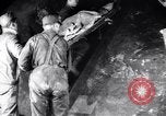 Standbild verletzt Miner's Rescue Franklin New Jersey USA, 1914, aus Sekunde 26 historischem Filmmaterial Videoclip 65675028901