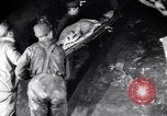 Standbild verletzt Miner's Rescue Franklin New Jersey USA, 1914, aus Sekunde 27 historischem Filmmaterial Videoclip 65675028901