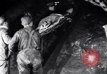 Standbild verletzt Miner's Rescue Franklin New Jersey USA, 1914, aus Sekunde 28 historischem Filmmaterial Videoclip 65675028901