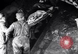 Standbild verletzt Miner's Rescue Franklin New Jersey USA, 1914, aus Sekunde 30 historischem Filmmaterial Videoclip 65675028901