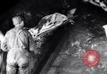 Standbild verletzt Miner's Rescue Franklin New Jersey USA, 1914, aus Sekunde 40 historischem Filmmaterial Videoclip 65675028901