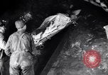 Standbild verletzt Miner's Rescue Franklin New Jersey USA, 1914, aus Sekunde 44 historischem Filmmaterial Videoclip 65675028901