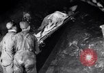 Standbild verletzt Miner's Rescue Franklin New Jersey USA, 1914, aus Sekunde 45 historischem Filmmaterial Videoclip 65675028901