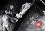 Standbild verletzt Miner's Rescue Franklin New Jersey USA, 1914, aus Sekunde 50 historischem Filmmaterial Videoclip 65675028901