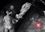 Standbild verletzt Miner's Rescue Franklin New Jersey USA, 1914, aus Sekunde 51 historischem Filmmaterial Videoclip 65675028901