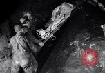 Standbild verletzt Miner's Rescue Franklin New Jersey USA, 1914, aus Sekunde 52 historischem Filmmaterial Videoclip 65675028901