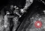 Standbild verletzt Miner's Rescue Franklin New Jersey USA, 1914, aus Sekunde 53 historischem Filmmaterial Videoclip 65675028901