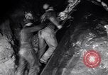Standbild verletzt Miner's Rescue Franklin New Jersey USA, 1914, aus Sekunde 55 historischem Filmmaterial Videoclip 65675028901