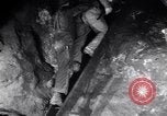 Standbild verletzt Miner's Rescue Franklin New Jersey USA, 1914, aus Sekunde 58 historischem Filmmaterial Videoclip 65675028901