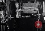 Standbild laden Erze in überspringt Franklin New Jersey USA, 1914, aus Sekunde 46 historischem Filmmaterial Videoclip 65675028917