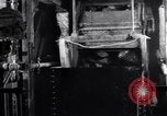 Standbild laden Erze in überspringt Franklin New Jersey USA, 1914, aus Sekunde 48 historischem Filmmaterial Videoclip 65675028917