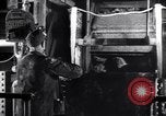 Standbild laden Erze in überspringt Franklin New Jersey USA, 1914, aus Sekunde 60 historischem Filmmaterial Videoclip 65675028917