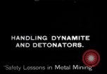 Standbild Umgang mit Dynamit und Detonatoren Franklin New Jersey USA, 1914, aus Sekunde 1 historischem Filmmaterial Videoclip 65675028918