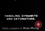 Standbild Umgang mit Dynamit und Detonatoren Franklin New Jersey USA, 1914, aus Sekunde 6 historischem Filmmaterial Videoclip 65675028918