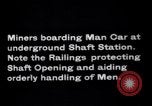 Standbild heben Zink Bergleute Franklin New Jersey USA, 1914, aus Sekunde 10 historischem Filmmaterial Videoclip 65675028929