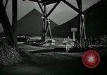 Immagine di Lavoratori in fabbrica Isbergues Francia, 1952, secondo 13 filmato di repertorio 65675028939