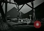 Immagine di Lavoratori in fabbrica Isbergues Francia, 1952, secondo 15 filmato di repertorio 65675028939