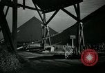 Immagine di Lavoratori in fabbrica Isbergues Francia, 1952, secondo 16 filmato di repertorio 65675028939