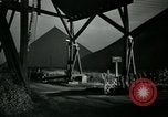 Immagine di Lavoratori in fabbrica Isbergues Francia, 1952, secondo 25 filmato di repertorio 65675028939