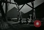 Immagine di Lavoratori in fabbrica Isbergues Francia, 1952, secondo 32 filmato di repertorio 65675028939